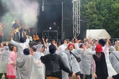 Hvad er en festival uden regndans? Publikum dansede videre trods torden, lyn og silende regn under Rocazinos koncert. Foto: Merete Riis Jensen
