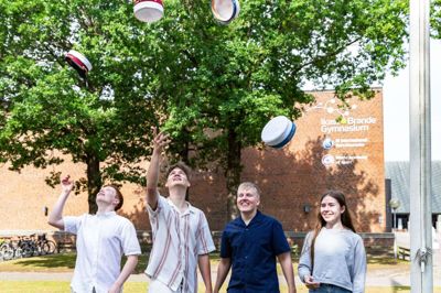 Så er de studenter! Og det skulle selvfølgelig fejres med den klassiske kasten af studenterhuerne. Foto: Linna Grøn