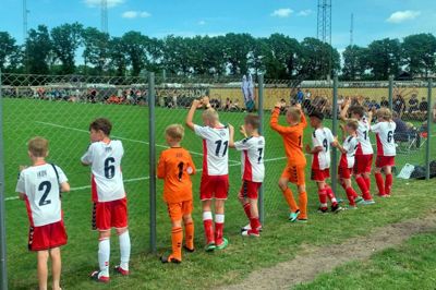 Der var liv og glade dage ved fodboldbanerne omkring Sportscenter Ikast, hvor 3000 spillere deltog i Ikast Cup. Foto: Privatfoto