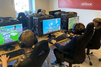 I de nye lyse lokaler er der mulighed for sammenhold gennem spillene. Her hygger drengene sig med spillet Minecraft. Foto: Ikast Brande eSport