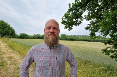 En glad udvalgsformand på en af herrens marker. Kasper Pauli Pedersen (S) er mere end tilfreds med byrådets vedtagelse af en klimaplan for Ikast-Brande Kommune. Foto: Ikast-Brande Kommune