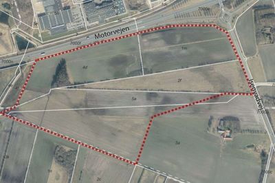 Det er området her, der nu skal have ny kommune- og lokalplan, så det kan blive omlagt til erhvervsareal indenfor byzone. Skitse: Ikast-Brande Kommune