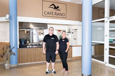 Anne Thygesen har overtaget caféen i Ikast Svømmecenter, og hun glæder sig til samarbejdet med halbestyrer Jesper Harder. Foto: Linna Grøn