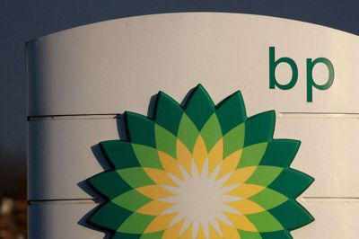 En tank på BP's olielager i Liverpool. Olieselskaber er nu et af flere, der har kastet sig over vindenergi. Onsdag har BP og selskabet TotalEnergies vundet en budrunde i Tyskland om at opføre fire vindmølleparker i Nordsøen og Østersøen. (Arkivfoto)