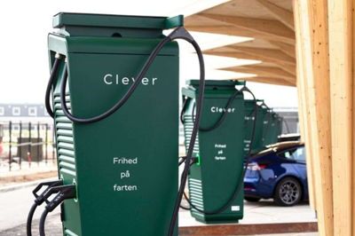 Så er der sat strøm til ladestationen i Pårup. Operatøren er Clever, der også har sørget for ny ladestation til elbiler i Randers. Foto: PR-foto