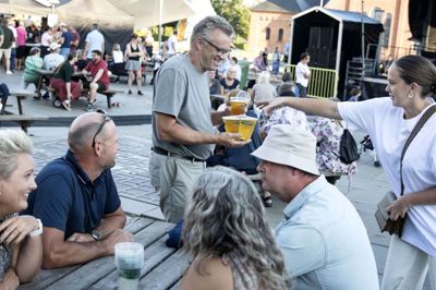 Sidste år var der godt gang i festen i Ikast, da Musik på Torvet løb af stabelen. Succesen gentages 11. august, hvor tre bands giver gratis koncerter. Foto: Tom Laursen