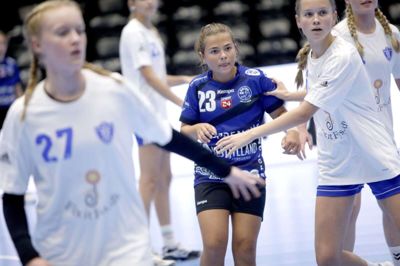 Håndboldspillere fra hele landet mødes til årets DK Company Cup i Ikast til september. Det har givet klubben udfordringer med at finde overnatningsmuligheder, der lever op til arrangørernes krav om, at der ikke skal være langt fra sovesal til håndboldbane. Foto: Henrik Ole Jensen