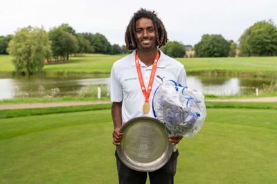 Adam Søndergaard Pedersen var en glad mand, da han fik overrakt trofæet som danmarksmester i golf. Foto: Dansk Golf Union