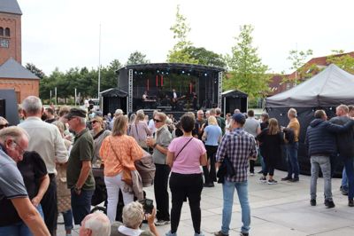 Hundredvis af ikastboere havde fundet vej til torvet, hvor »Musik på Torvet« bød på tre gratis koncerter og salg af mad og drikkevarer. Foto: Merete Riis Jensen