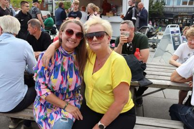 Svigerinderne Mie Skou (t.v.) og Lene Siggaard var helt klar til en festlig aften på torvet. Foto: Merete Riis Jensen