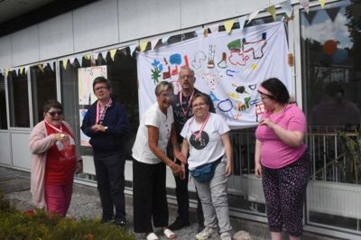 En flok OL-vindere fra Marienlund foran det selvgjorte OL-flag. Det er fra venstre Heidi Jørgine Sørensen, Michael Grønbæk, Birthe Sørensen, Kent Sørensen, Helle Berg og Sofie Berg Madsen. Foto: Flemming Thulstrup