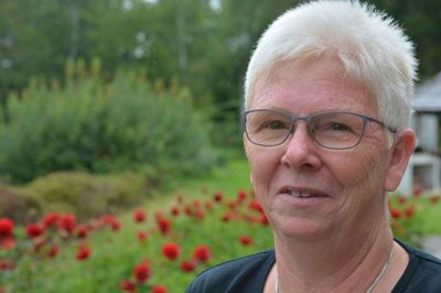Ulla Vistesen har nydt de seneste 40 år som køkkenassistent på Midtjysk Efterskole i Ejstrupholm. Foto: Midtjysk Efterskole