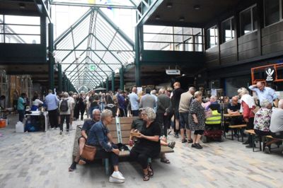 De nye bænke blev for alvor indviet, men det var også lykkedes arrangøren Vores Ikast at finde plads til utroligt mange borde og bænke i et Strøgcenter, der er under forvandling