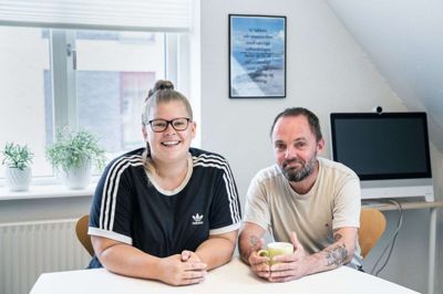 Bostøttemedarbejder Julie Jensen og Jes Engberg har det rigtig hyggeligt sammen, men de er også glade for, at meget af deres kommunikation kan foregå via en app. Foto: Linna Grøn