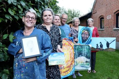 Medlemmerne i Herika inviterer på kunstudstilling i weekenden. Forrest er det Nina Løbner Tougaard, Birgit Ravn, Lisbeth Jensen, Niels Otto Søndertoft Hansen, Hanne Helms og Gunhild Christensen. Foto: Laila Kempel