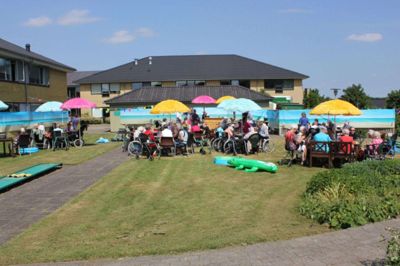 Kærmindeparken inviterer igen til fællessang i haven. Sidste år var der rigtig mange, der mødte frem til arrangementet, som det ses på billedet. Foto: PR-foto