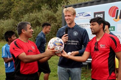 FCM-stjernerne Jonas Lössl (i.m.) og Paulinho (bagest) hyggede sig med spillerne fra Ikast-Brande Cricket Club under klubbens åbent hus-dag. Foto: Ikast-Brande Cricket Club