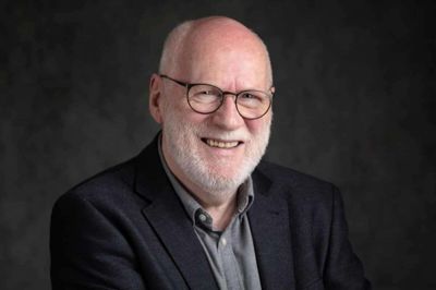 Ivar Brændgaard holder foredrag i sognehuset i Engesvang. Foto: Privatfoto