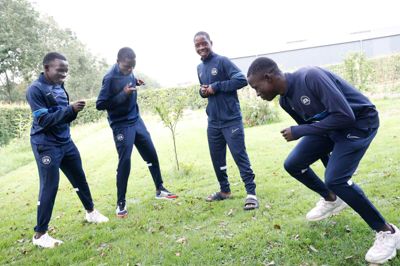 Gæsterne fra Afrika er gode til fodbold. De kunne både løbe og cykle og så har de både rytme motorik i orden, specielt når det er deres egne ynglingsnumre, der vælter ud af soundboxen. Foto: Henrik Ole Jensen