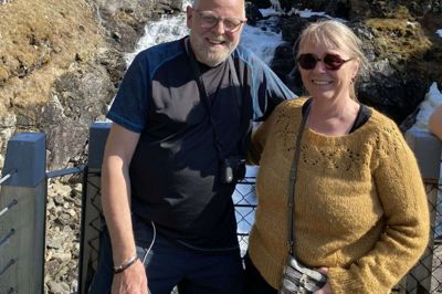 Foredraget runder blandt andet en af verdens mest berømte ture i den skønne norske natur. Her ses det berejste Ikastpar med Kjosfossen i baggrunden. Foto: Privatfoto