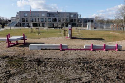 <em id="emphasis">Børn helt ned til 13-års alderen på Artium oplever netop nu at blive kontaktet og truet til at udføre kriminelt arbejde af bagmænd. Straffen for at nægte er trusler og dummebøder. Det har endnu ikke været muligt at få belyst, hvad de unge udsættes for ved en dummebøde, men ifølge SSP er mange familier dybt rystede. Foto: Henrik Ole Jensen</em> <em id="emphasis-593012b11eb571197a7b5abe049b61cf">(Foto: Henrik Ole Jensen)</em>