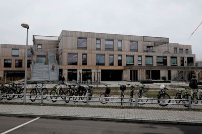 Børn helt ned til 13-års alderen på Artium oplever netop nu at blive kontaktet og truet til at udføre kriminelt arbejde af bagmænd. Straffen for at nægte er trusler og dummebøder. Det har endnu ikke været muligt at få belyst, hvad de unge udsættes for ved en dummebøde, men ifølge SSP er mange familier dybt rystede. Foto: Henrik Ole Jensen