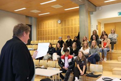- Der er mange opgaver, mange roller og rigtig mange kostumer, så I får travlt, sagde musiklærer Kirsten Christiansen mandag i middagspausen, da rolle- fordelingen til årets musical på Ikast-Brande Gymnasium blev offentliggjort.