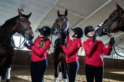 Søstrene Theresa, Margaretha og Sofia Rosenkilde med hver sin konkurrencehest: den 12-årige vallak Blue Horse Zwobber, den 12-årige vallak Tiger G og den 9-årige pony-hingst Cosmo Royale. Foto: Chresten Bergh
