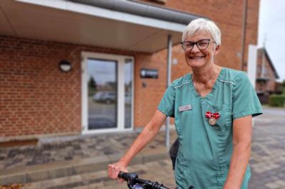 Hanne Folmer måtte overtales til at lade sig fotografere med denne cykel. - Det er jo »transportvognen«. Det er lidt misvisende, som hun ganske rigtigt siger. Cyklen, der bar hende til mødet med dronningen, er en De Rosa-racercykel. - Den er ikke helt ny, men den er velholdt, siger klinikassistenten.