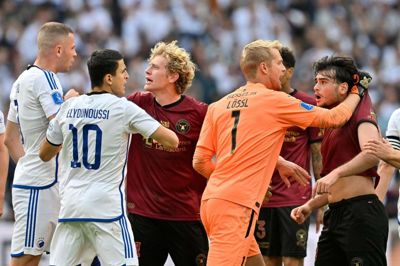 Der var masser af tænding, da FC Midtjylland lørdag vandt i Parken. Her må Jonas Lössl lige trække Aral Simsir væk fra en diskussion. Foto: Lars Møller
