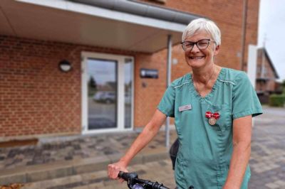 Hanne Folmer måtte overtales til at lade sig fotografere med denne cykel. - Det er jo »transportvognen«. Det er lidt misvisende, som hun ganske rigtigt siger. Cyklen, der bar hende til mødet med dronningen, er en De Rosa-racercykel. - Den er ikke helt ny, men den er velholdt, siger klinikassistenten.