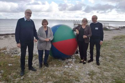 De fire musikalske Ikast-folk, der tog initiativ til »Opera på Stranden«, gik for Folkebladets skyld ud på stranden med Storebæltsbroens 254 meter høje pyloner i baggrunden. Fra venstre er det Aage og Hanna Christiansen, Inge-Lise og Niels Ole Vestergaard-Poulsen. Foto: Kurt H. Jørgensen