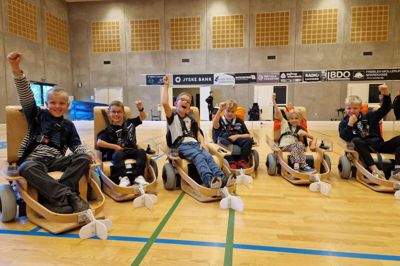 El-hockeyholdet består (fra venstre) af Jonas Møller Pedersen, August Kvejborg, Valdemar Sonne-Schmidt Pedersen, Malthe Boll, Merle Hermansen og Andreas Møller Pedersen. Sidstnævnte er Jonas' tvillingebror og hjælper med i dagens anledning, så de er spillere nok til to hold.