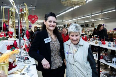 Genbrugsleder for det midt- og vestjyske Ulla Barrit Nielsen (t.v.) sammen med den daglige leder Gill Hales i de nye og indbydende lokaler. Foto: Chresten Bergh