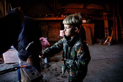 Atle Kirk Anckersen var med sin farmor Connie Andersen på museumsbesøg. Inden Atle nåede smedeværkstedet, havde han bygget et kartoffeldyr med vinger, og efter smedjen ventede træværkstedet