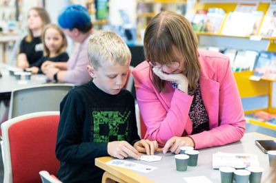 Koncentrationen var stor hos de mange børn, som i efterårsferien hyggede sig med at lave »perlemagi« på Ikast Bibliotek. Foto: Linna Grøn