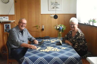 Første punkt på dagsordenen er et slag Rummikub. Brikkerne findes frem hver eneste dag, når morgenmaden er ryddet til side. Karen Gundersen afslører, at hendes mand er en ret dårlig taber. Foto: Flemming Thulstrup