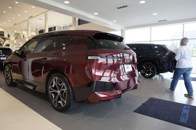 Der blev blandt andet købt en BMW iX for de forurettede personers penge. (Arkivfoto).