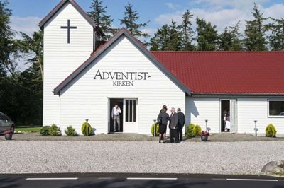 I genbrugsbutikken HappyHand og i adventistkirken kan publikum høre kirkens bibelarbejder holde foredrag. Foto: Jørn Deleuran