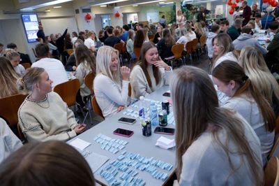 Samtlige lodder var blevet solgt, og eleverne på Handelsgymnasiet Ikast-Brande nød en anderledes skoledag. Op til lotteriet har eleverne skullet arbejde sammen på en ny måde for at samle gaver ind.