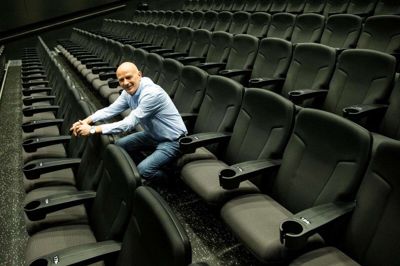 Biografchef i Ikast Bio glæder sig til, at samtlige sale får nye sæder. I forbindelse med ombygningen tilbyder biografen billige billetter om fredagen i november. Foto: Tom Laursen