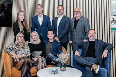 EDC-holdet i Ikast. Bagerst fra venstre ses ejendomsmægler MDE Michelle Leth Lysdal, medindehaver Simon Søgaard Møller, ejendomsmægler MDE Michael O. Sørensen og ejendomsmægler Kurt Møller. Forrest fra venstre ses medindehaver Helle Møller, sagskoordinator Sara Just, medindehaver Nicolai Søgaard Møller og ejendomsmægler MDE samt medindehaver Søren Merrild Kirkegaard. Foto: Linna Grøn Secher
