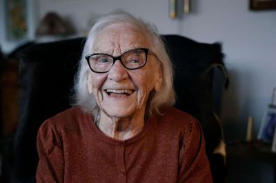 Esther Søgaard fylder om et par dage 100 år og er fast besluttet på ikke at være sur - på trods af modgang. Foto: Henrik Ole Jensen