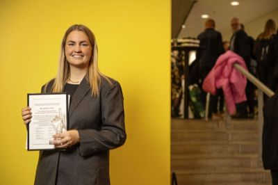 Så glad var Trine Stoustrup Jakobsen, da hun fik overrakt særprisen for sit bachelorprojekt om drama i tyskundervisningen.