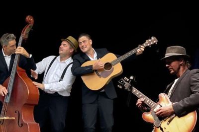 De fire musikere er: Ole Brandstrup: Forsanger og guitarist, Michael Pedersen: Trommer, Anders Lykke: Kontrabas og kor, Bjørn Sørig: Leadguitar og kor. Foto: PR-foto