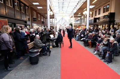 3. december bliver en travl dag for Den Totale Dekadence. Her ses koret til julehygge i Strøgcentret i 2022 ledet af Aage Christiansen. Foto: Tom Laursen