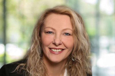 Det lokale folketingsmedlem, den konservative Dina Andersen-Raabjerg, ærgrer sig over ikke at komme til bal hos kongen. Nu gemmer hun gallatøjet og satser på at blive genvalgt.