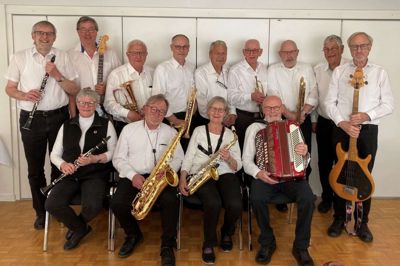 Engesvang Seniororkester spiller julen ind i Engesvang. Foto: Privatfoto