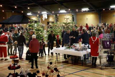Midt på gulvet i Bording Hallen stod en en miniskov af pyntede juletræer. De fleste handlende havde stillet deres boder op langs hallens vægge, og de havde særligt brugskunst eller andre julegaveideer på hylderne. Foto: Henrik Ole Jensen
