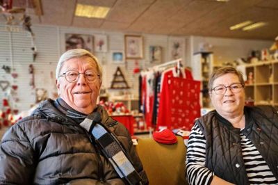 Lions Ikast samler blandt andet penge ind ved en tombola eller ved at sælge vafler og tulipaner. Gødning kan man såmænd også få bragt ud af de lokale løver. Lions-præsidenten, Jesper Lindstrøm, oplever, at det er en stor motivation for det arbejde, når Margit Lysgaard og Røde Kors giver pengene videre til gode formål. Foto: Kasper Malling Beck
